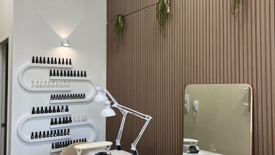 Interior moderno de Angerith Velasco Studio en San Pedro De La Paz, Bío Bío, CL con mobiliario elegante.