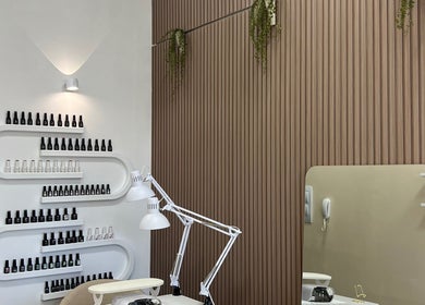 Interior moderno de Angerith Velasco Studio en San Pedro De La Paz, Bío Bío, CL con mobiliario elegante.