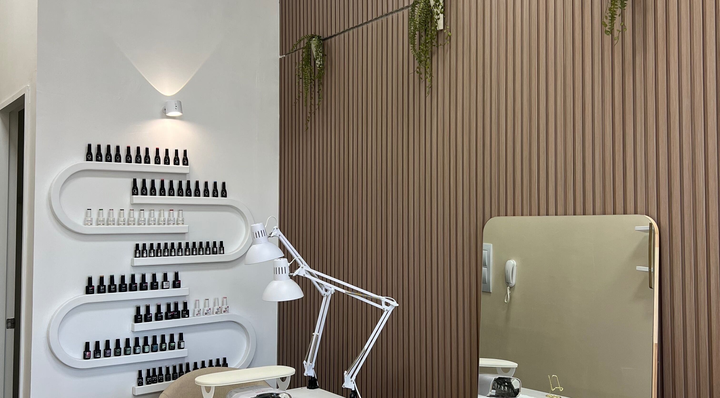 Interior moderno de Angerith Velasco Studio en San Pedro De La Paz, Bío Bío, CL con mobiliario elegante.