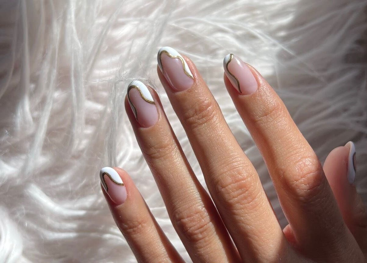 Uñas decoradas con diseño elegante en Angerith Velasco Studio, San Pedro De La Paz, Bío Bío, CL.