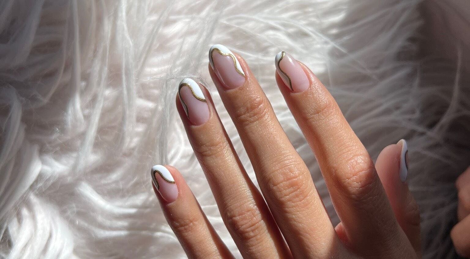 Uñas decoradas con diseño elegante en Angerith Velasco Studio, San Pedro De La Paz, Bío Bío, CL.