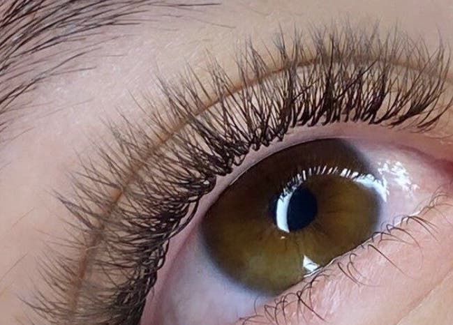 Primer plano de un ojo con pestañas largas en Angerith Velasco Studio, San Pedro De La Paz, Bío Bío, CL.