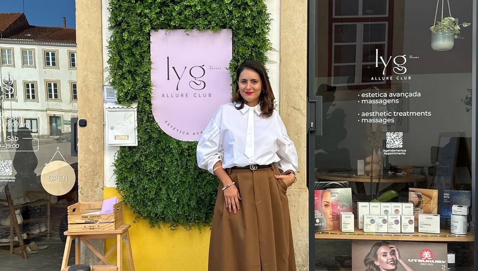 Entrada da Lyg Allure Club by Amanda - Estética Avançada em Tomar, Santarém, PT com fachada sofisticada.