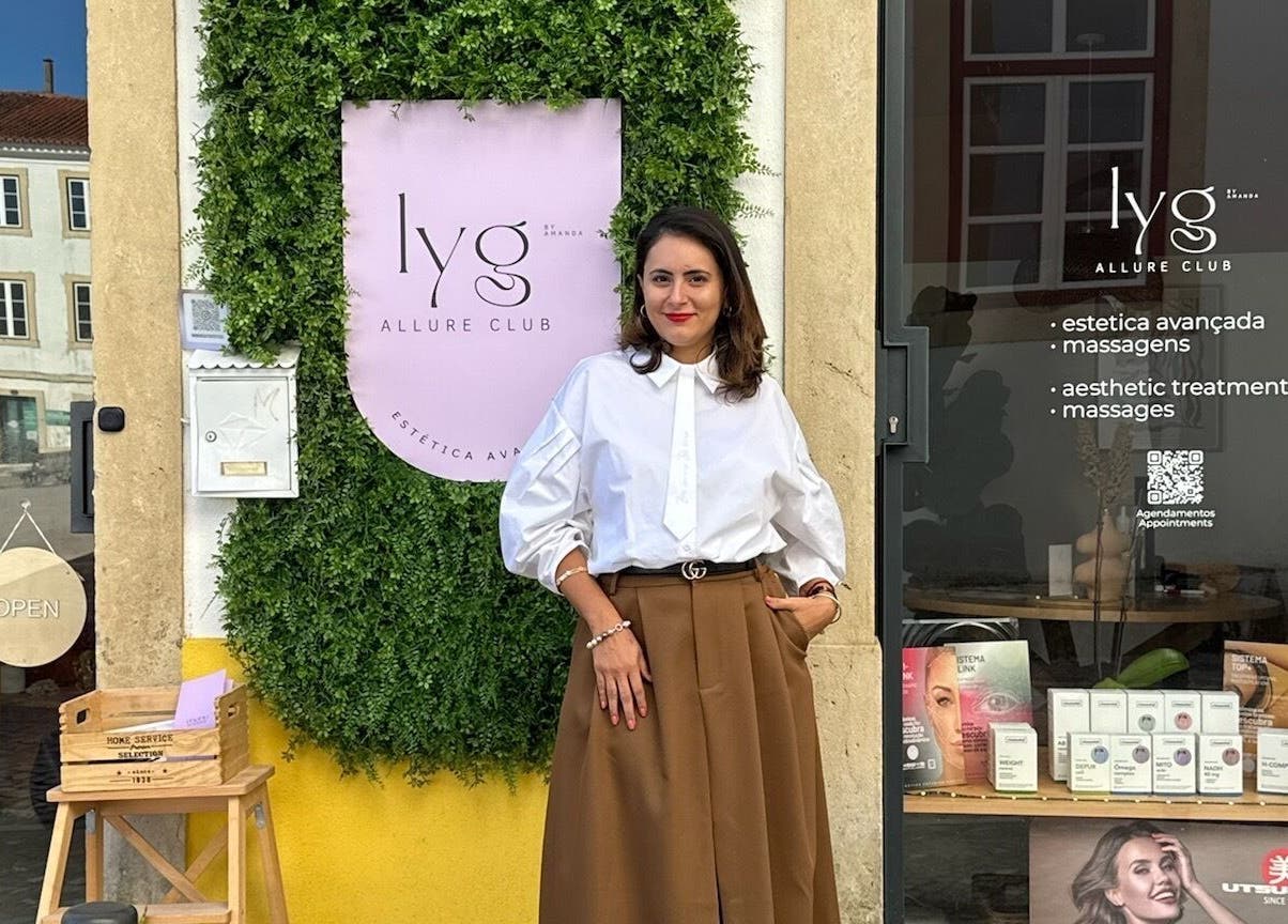 Entrada da Lyg Allure Club by Amanda - Estética Avançada em Tomar, Santarém, PT com fachada sofisticada.