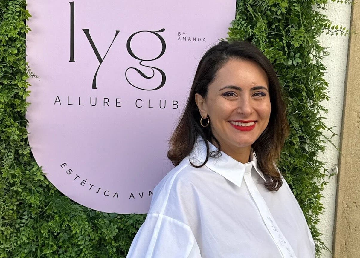 Visitante sorridente em frente ao Lyg Allure Club by Amanda - Estética Avançada, Tomar, Santarém, PT.