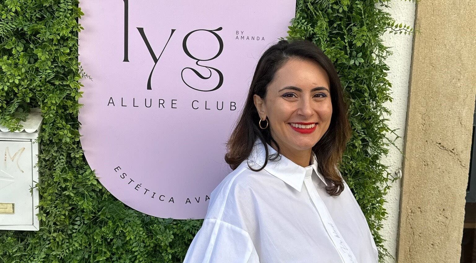 Visitante sorridente em frente ao Lyg Allure Club by Amanda - Estética Avançada, Tomar, Santarém, PT.