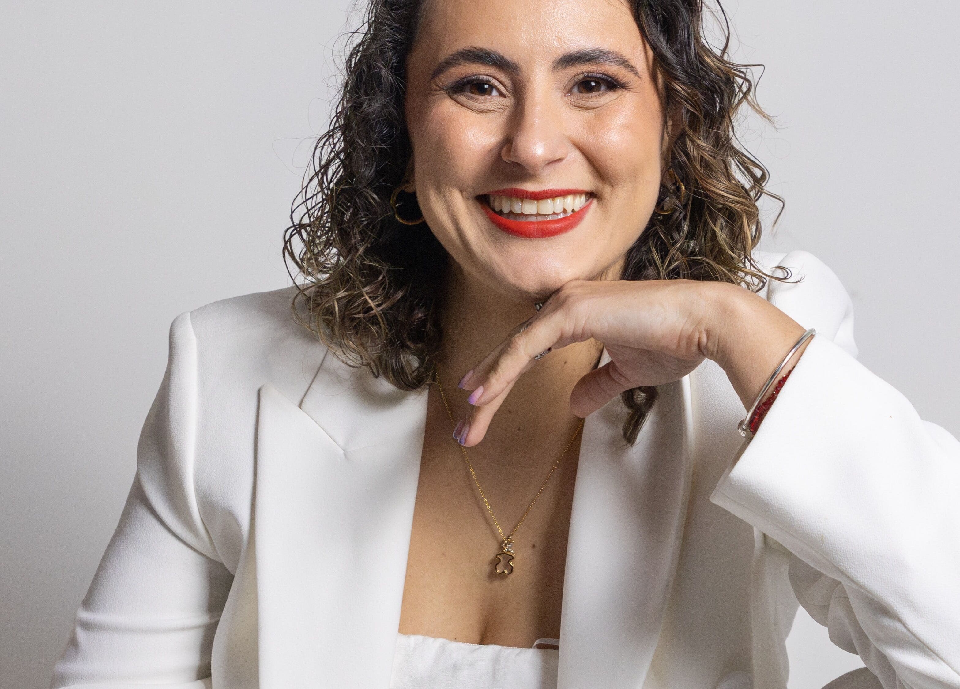 Profissional sorridente na Lyg Allure Club by Amanda - Estética Avançada em Tomar, Santarém, PT.