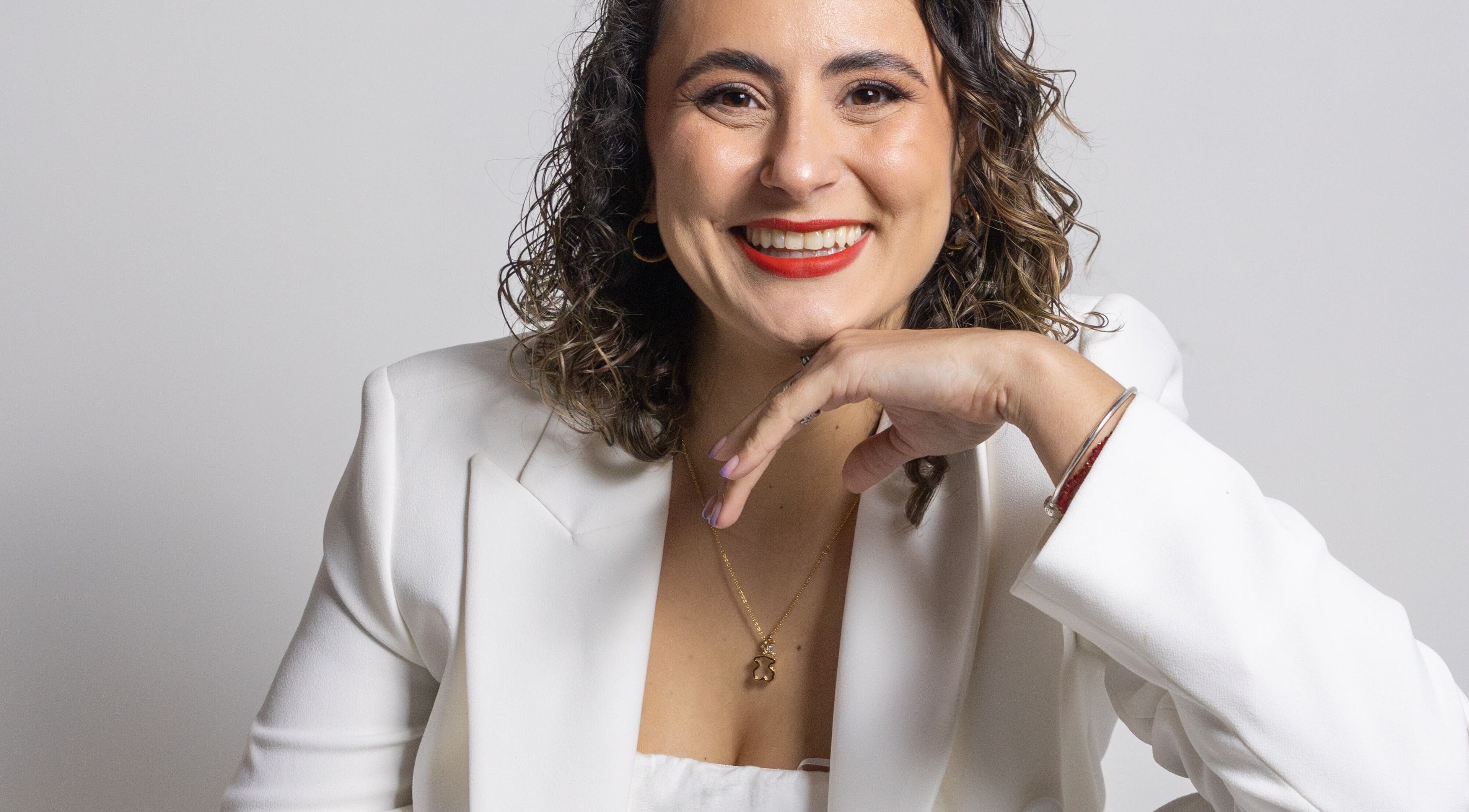 Profissional sorridente na Lyg Allure Club by Amanda - Estética Avançada em Tomar, Santarém, PT.