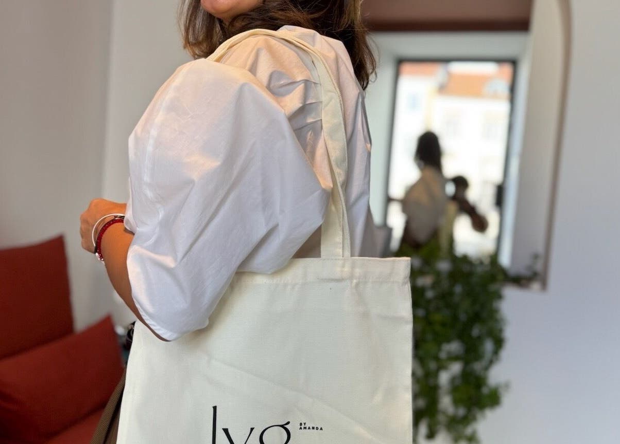 Cliente carregando bolsa da Lyg Allure Club by Amanda - Estética Avançada, Tomar, Santarém, PT