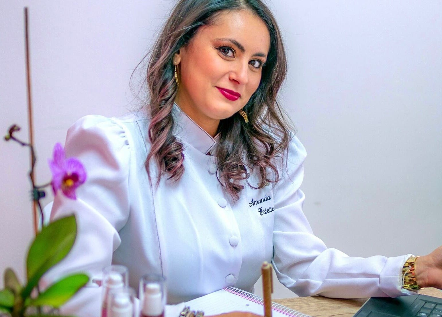 Amanda da Lyg Allure Club oferecendo consultoria estética em Tomar, Santarém, PT