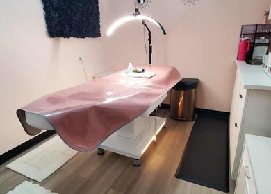 T2B Wax Room Sacramento CA showcases a serene treatment bed in Sacramento, California, US.