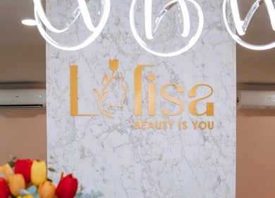 Elegant marble wall at AM Beauty, Kuala Lumpur, Wilayah Persekutuan, MY. Featuring ambient lighting and floral decor.