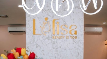 Elegant marble wall at AM Beauty, Kuala Lumpur, Wilayah Persekutuan, MY. Featuring ambient lighting and floral decor.
