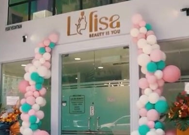 Elegant entrance of AM Beauty in Kuala Lumpur, Wilayah Persekutuan, MY adorned with colorful balloons.
