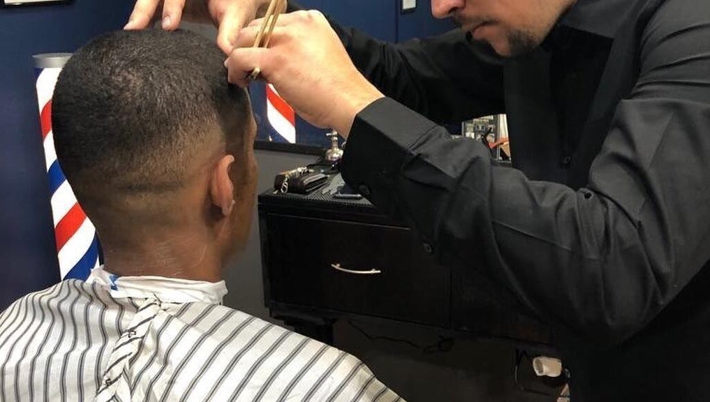 Barbeiro estilizando cabelo em Zeroalta Lourosa, Lourosa, Aveiro, PT, destacando serviço de corte preciso.