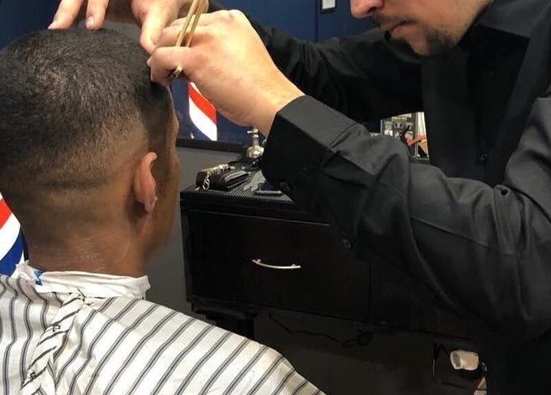Barbeiro estilizando cabelo em Zeroalta Lourosa, Lourosa, Aveiro, PT, destacando serviço de corte preciso.