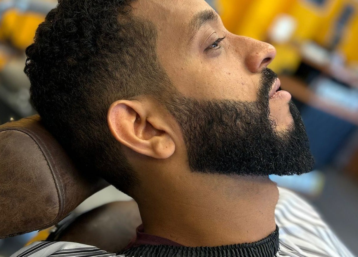 Homem relaxando em cadeira após barbear em Zeroalta Lourosa, Lourosa, Aveiro, PT.