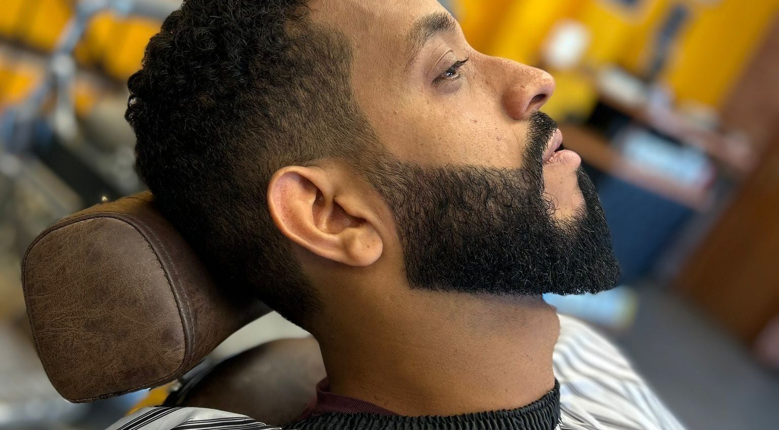 Homem relaxando em cadeira após barbear em Zeroalta Lourosa, Lourosa, Aveiro, PT.