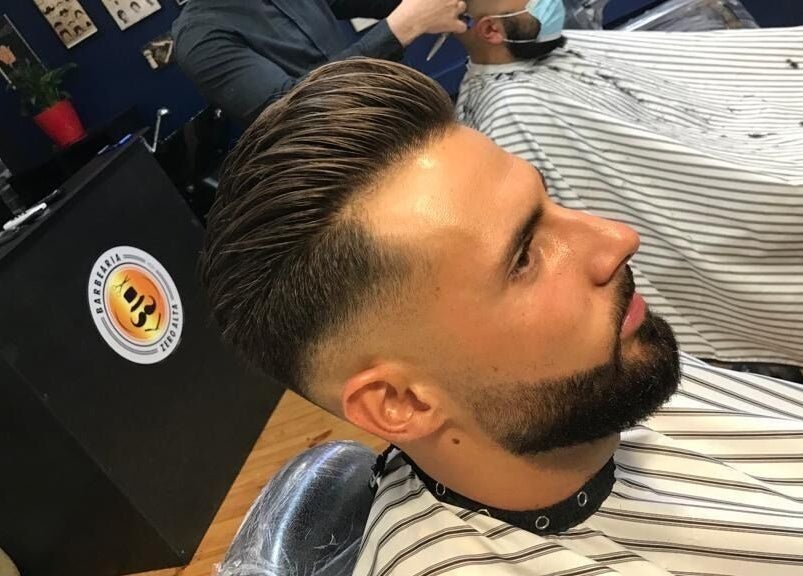 Homem com corte moderno em Zeroalta Lourosa, Lourosa, Aveiro, PT. Ambiente elegante e profissional.