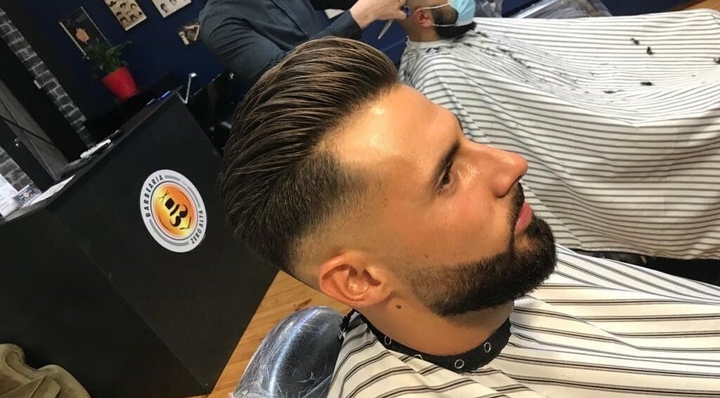 Homem com corte moderno em Zeroalta Lourosa, Lourosa, Aveiro, PT. Ambiente elegante e profissional.