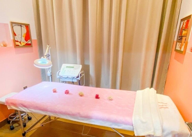 A calming massage room at Am Grace & Glam Beauty Center Arjan Dubai, featuring a pink bed. Dubai, AE.