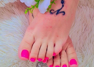 Bright pink toenails with a tattoo at Sils Care For You, Kralendijk, Bonaire, BQ.
