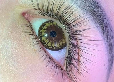 Detailed eye makeup at Son Thuy Hairs&Skin in Tucson, Arizona, US showcasing lush, extended eyelashes.