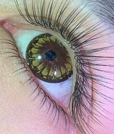 Detailed eye makeup at Son Thuy Hairs&Skin in Tucson, Arizona, US showcasing lush, extended eyelashes.