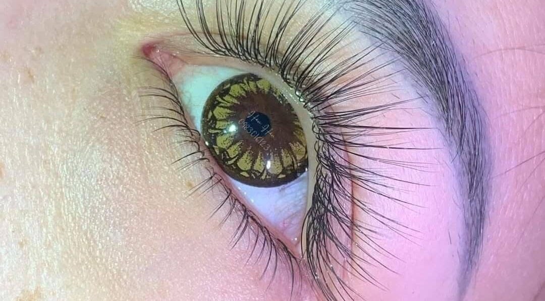 Detailed eye makeup at Son Thuy Hairs&Skin in Tucson, Arizona, US showcasing lush, extended eyelashes.