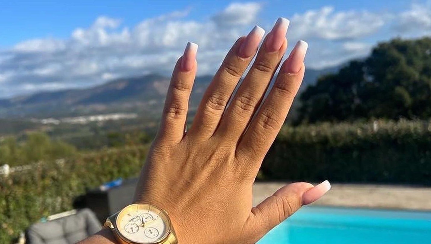 Manucure élégante à Mily Beauty Concept, Cayenne, Arrondissement De Cayenne, GF, avec vue piscine.