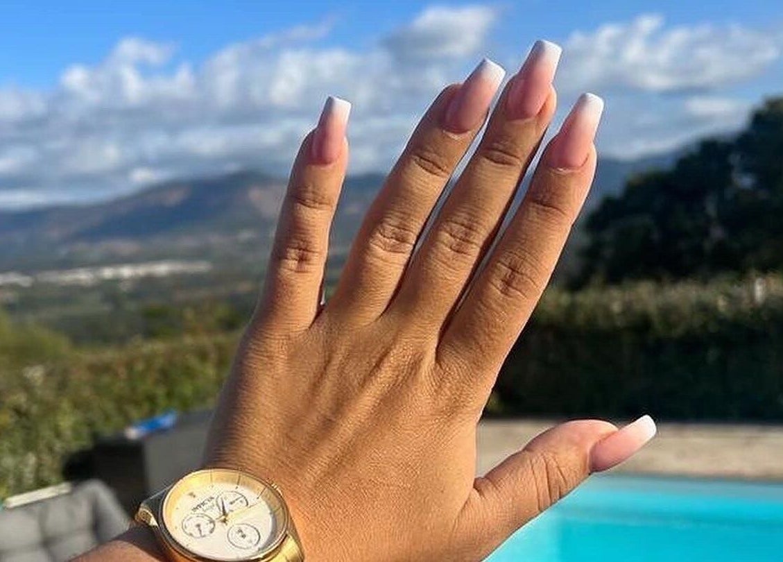 Manucure élégante à Mily Beauty Concept, Cayenne, Arrondissement De Cayenne, GF, avec vue piscine.