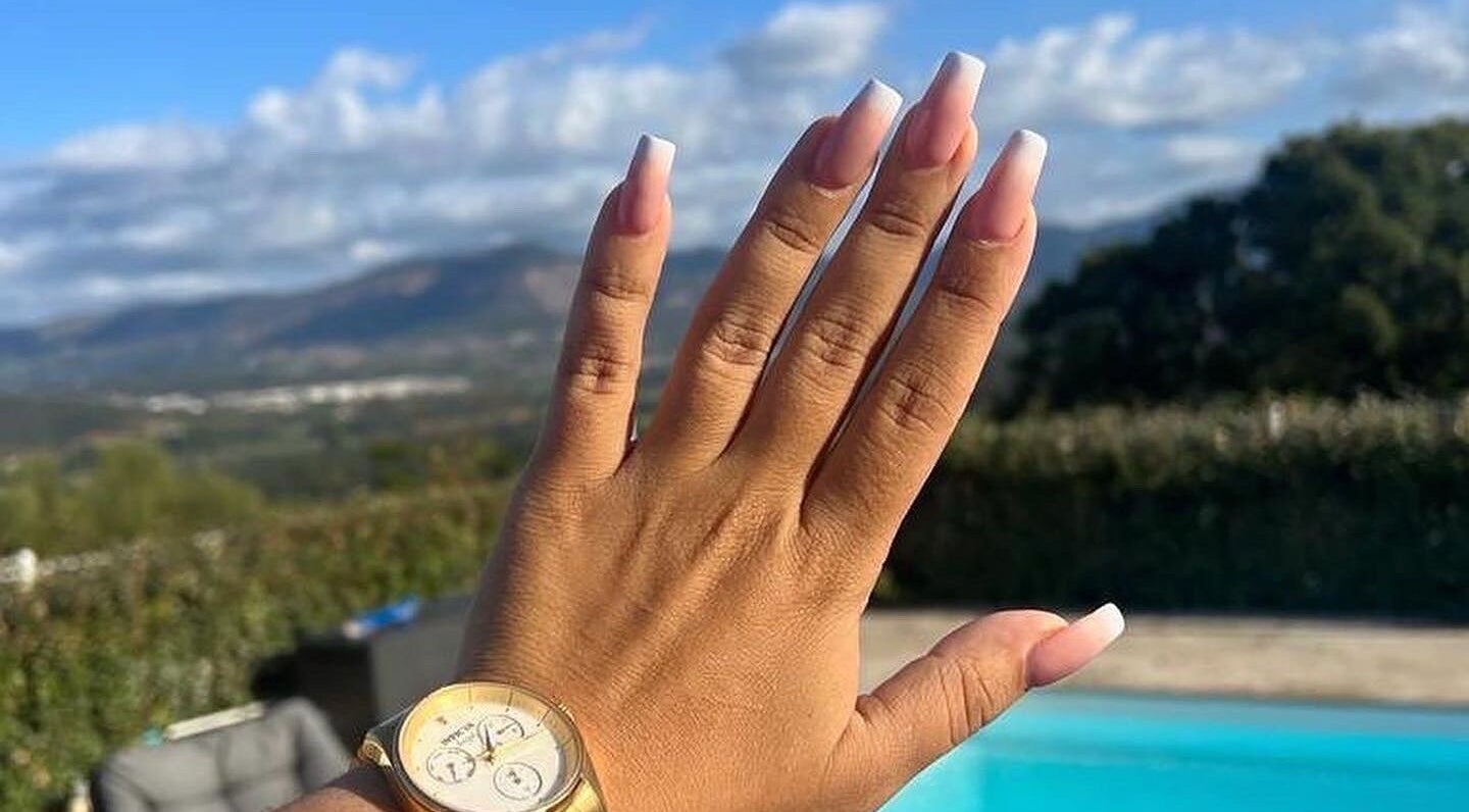 Manucure élégante à Mily Beauty Concept, Cayenne, Arrondissement De Cayenne, GF, avec vue piscine.