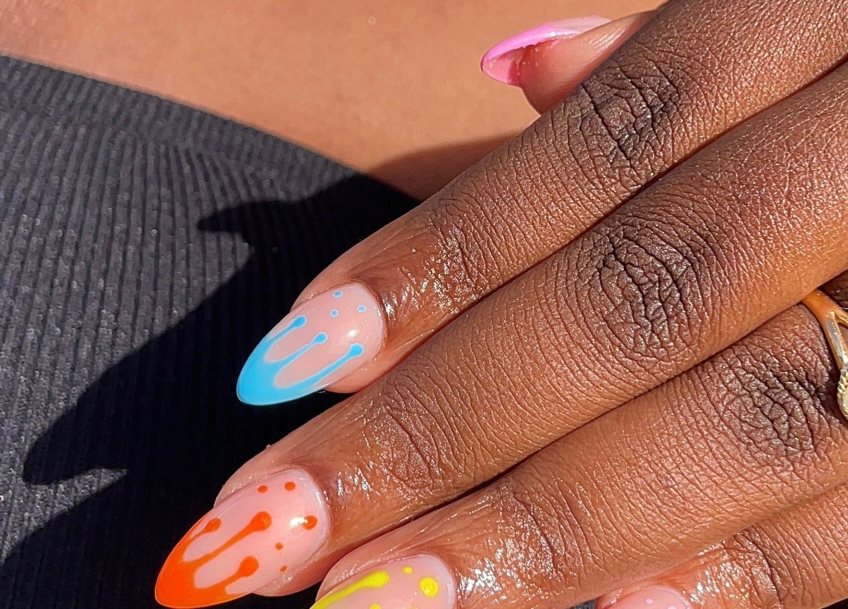 Design d'ongles coloré chez Mily Beauty Concept à Cayenne, Arrondissement De Cayenne, GF.