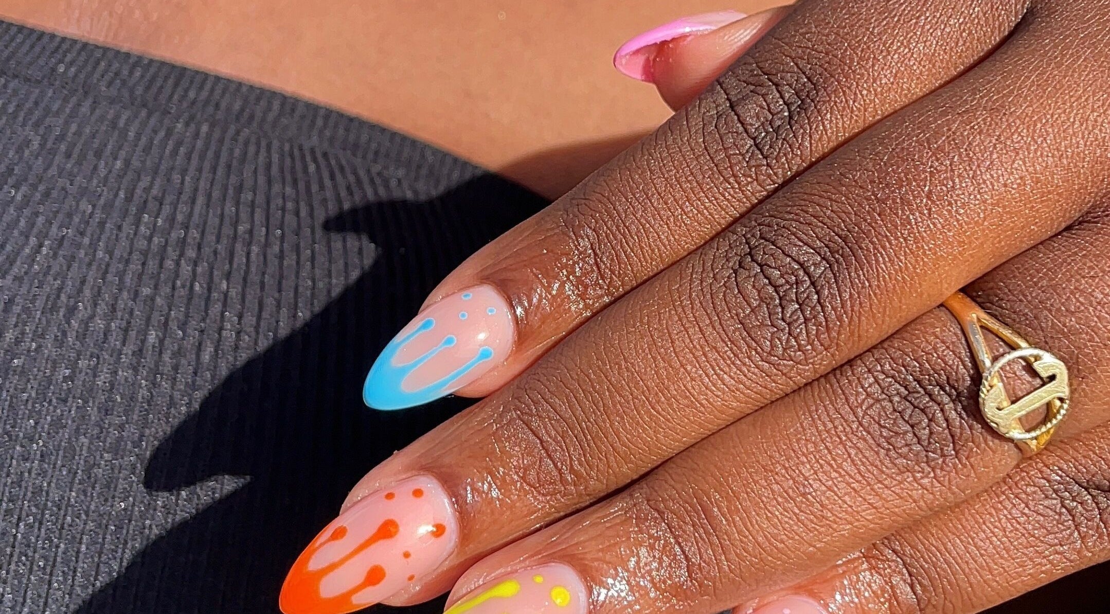 Design d'ongles coloré chez Mily Beauty Concept à Cayenne, Arrondissement De Cayenne, GF.