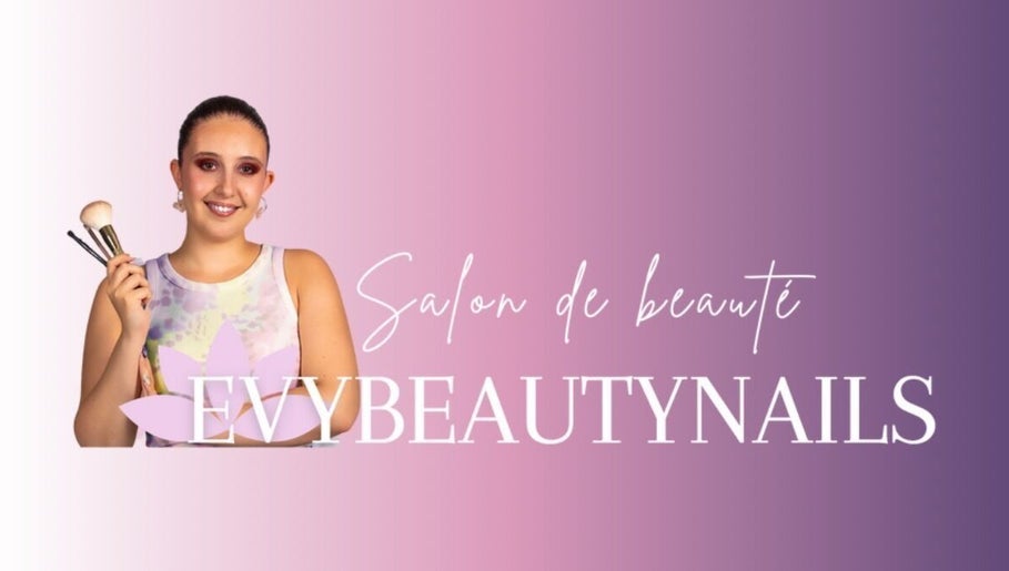 Femme souriante avec pinceaux chez Evybeautynails à Attignat, Auvergne-rhône-alpes, FR.