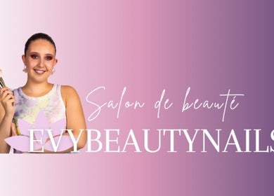 Femme souriante avec pinceaux chez Evybeautynails à Attignat, Auvergne-rhône-alpes, FR.