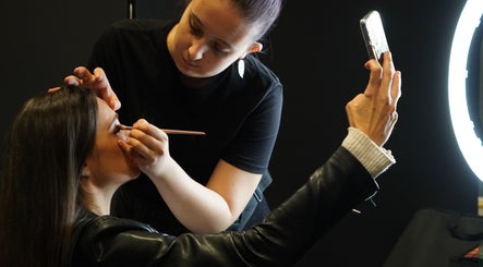 Artiste maquillant une cliente chez Evybeautynails à Attignat, Auvergne-rhône-alpes, FR.
