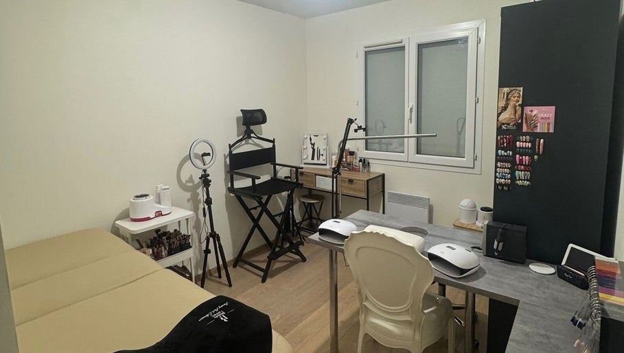 Salon de beauté moderne à Evybeautynails, Attignat, Auvergne-rhône-alpes, FR avec équipement professionnel.