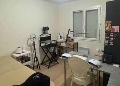 Salon de beauté moderne à Evybeautynails, Attignat, Auvergne-rhône-alpes, FR avec équipement professionnel.