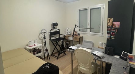Salon de beauté moderne à Evybeautynails, Attignat, Auvergne-rhône-alpes, FR avec équipement professionnel.