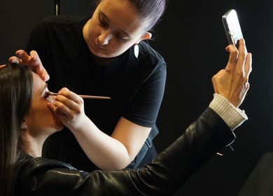 Artiste maquillant cliente chez Evybeautynails à Attignat, Auvergne-rhône-alpes, FR.