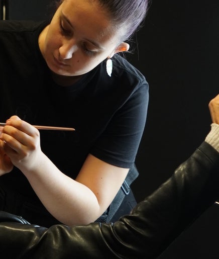 Artiste maquillant cliente chez Evybeautynails à Attignat, Auvergne-rhône-alpes, FR.