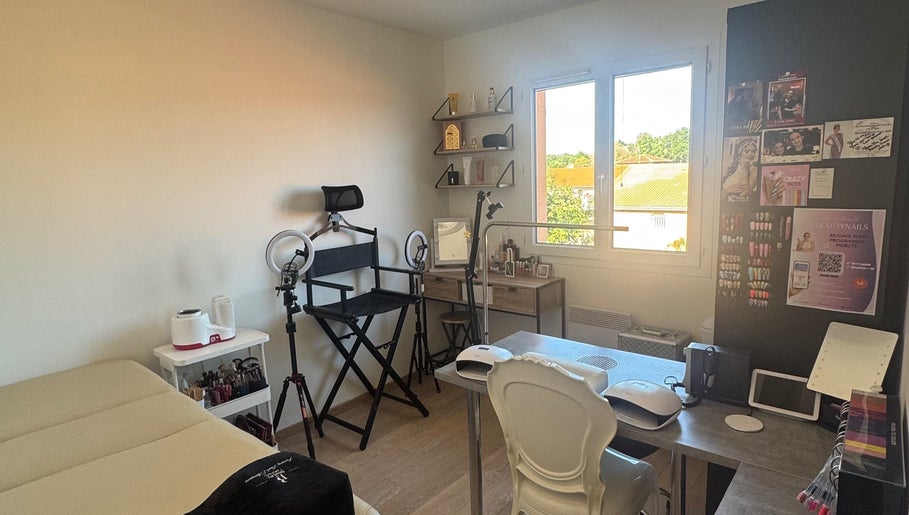 Salle de soins moderne et lumineuse chez Evybeautynails à Attignat, Auvergne-rhône-alpes, FR.