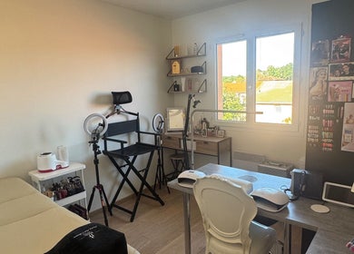 Salle de soins moderne et lumineuse chez Evybeautynails à Attignat, Auvergne-rhône-alpes, FR.