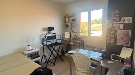 Salle de soins moderne et lumineuse chez Evybeautynails à Attignat, Auvergne-rhône-alpes, FR.