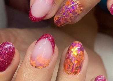 Mains avec ongles brillants travaillés chez Evybeautynails, Attignat, Auvergne-rhône-alpes, FR.