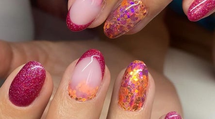Mains avec ongles brillants travaillés chez Evybeautynails, Attignat, Auvergne-rhône-alpes, FR.