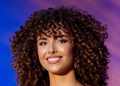 Visage souriant avec cheveux bouclés chez Evybeautynails, Attignat, Auvergne-rhône-alpes, FR.