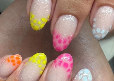 Nail art coloré chez Evybeautynails, Attignat, Auvergne-rhône-alpes, FR. Design à pois vibrants.