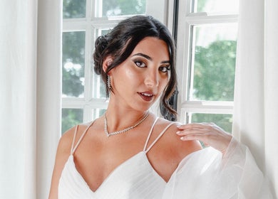 Femme élégante devant fenêtre chez Evybeautynails, Attignat, Auvergne-rhône-alpes, FR.